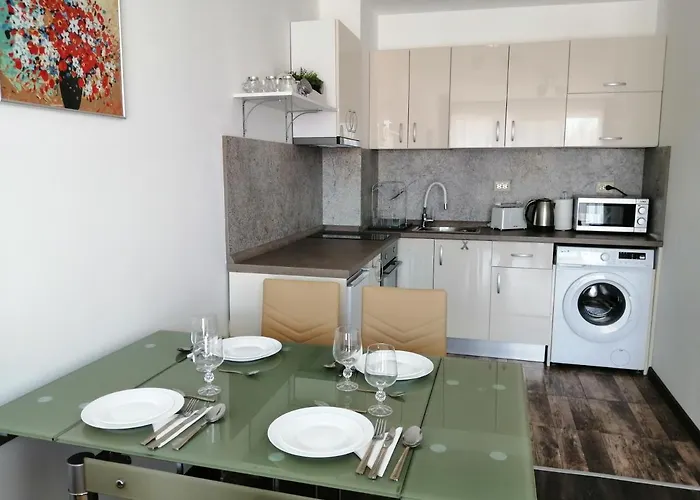 Azaria Apartament *